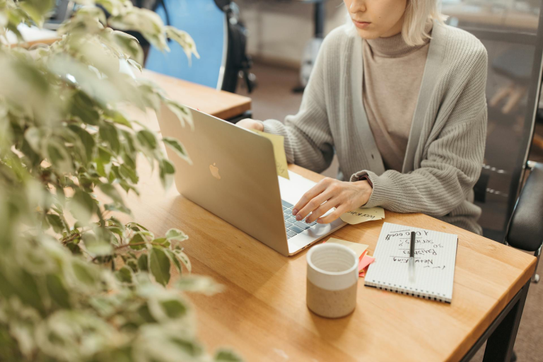 Woman in front of a laptop